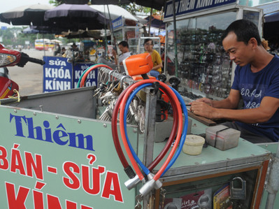 Thợ sửa khóa và những phi vụ 'ăn đêm'