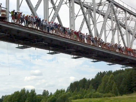 Thót tim cảnh 135 người cùng nhảy cầu