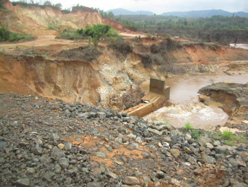 Vỡ đập thủy điện Gia Lai, 10 người bị cuốn trôi