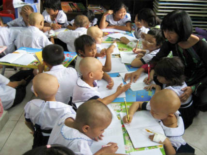 Lớp học đặc biệt của các học trò 'đầu trọc' trong bệnh viện