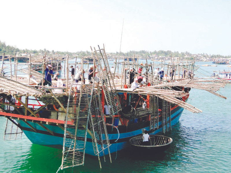 Dựng giàn phơi mực trước giờ xuất bến. Ảnh: Hải Anh