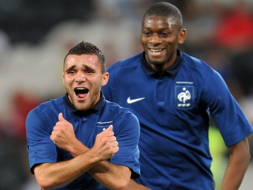 Pháp tưng bừng đánh bại Ukraina