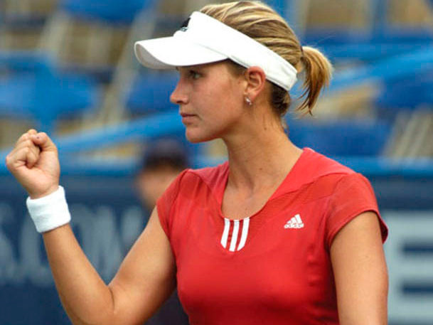 Thành sao quần vợt nhờ... trút xiêm y