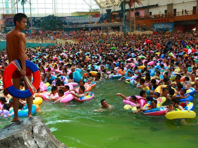 Người Trung Quốc đua nhau đi tắm 'biển chết'