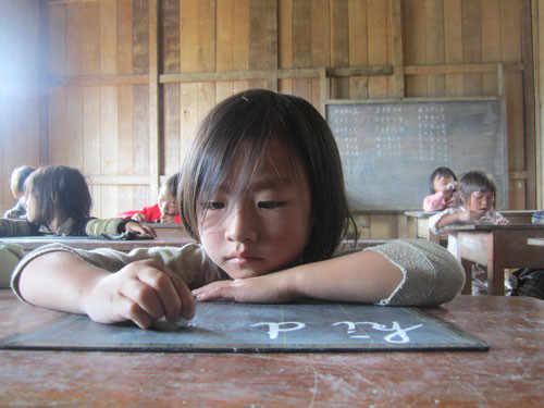 Giáo viên vùng cao 'mượn' con em tới trường