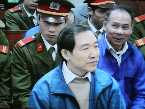 Bị cáo Mai Văn Phúc nhoẻn cười lúc chờ tuyên án