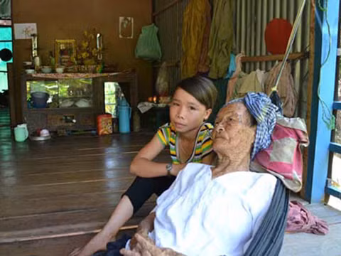 Đỡ đầu trẻ mồ côi vùng lũ