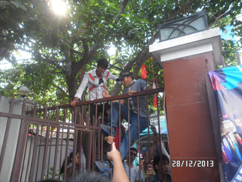 Gần trăm người náo loạn trước cổng ĐH Hùng Vương