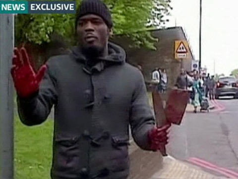 Một nghi phạm tay cầm dao phay dính đầy máu