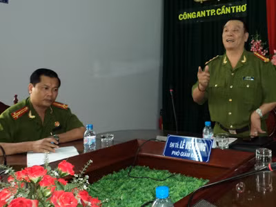 Ông Lê Việt Hùng (đứng) và ông Nguyễn Văn Thuận tại cuộc họp báo