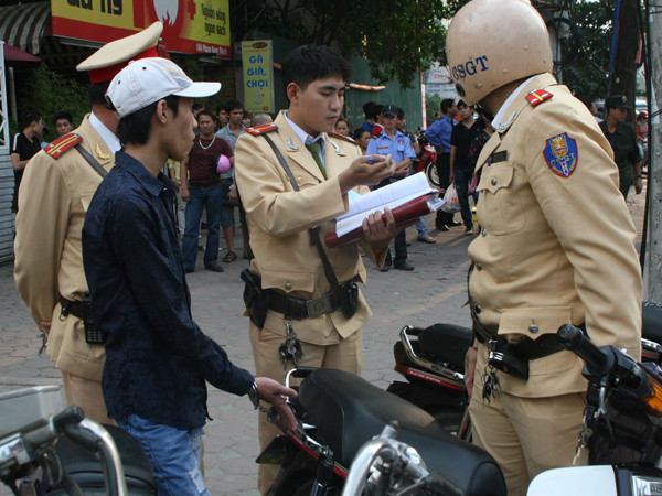 Cảnh sát xử lý cá trường hợp không đội mũ bảo hiểm.