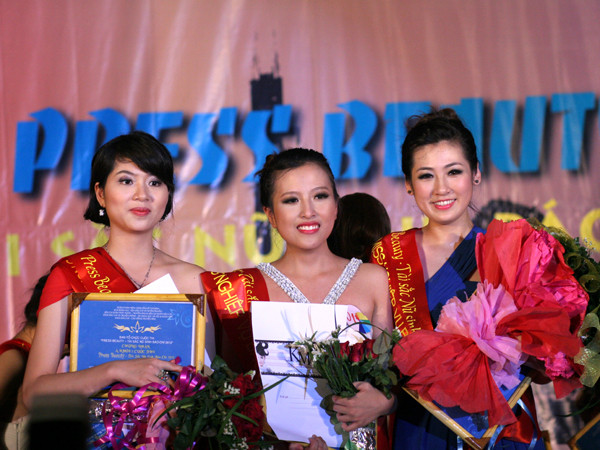 Nữ sinh Truyền hình thành Hoa khôi báo chí