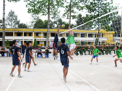 Lính sinh viên chơi bóng chuyền Ảnh: Đ.T