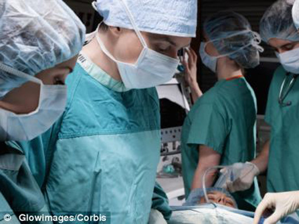 Bác sĩ kéo đứt đầu em bé khi đỡ đẻ