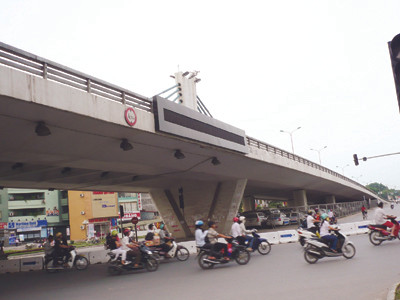 Sau hơn 5 năm sử dụng, những cây cầu triệu đô của Hà Nội sắp phải phá bỏ? Ảnh: T.Đảng