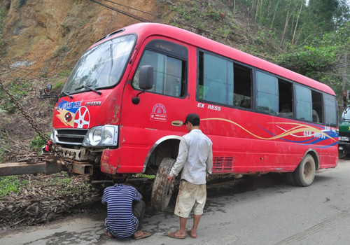 Xe khách lật, hai người bị xe đè chết