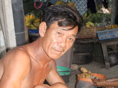 Tây 'mắm' hiệp nghĩa