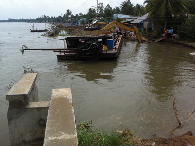 50m kè sông vừa xây xong bỗng sụp đổ