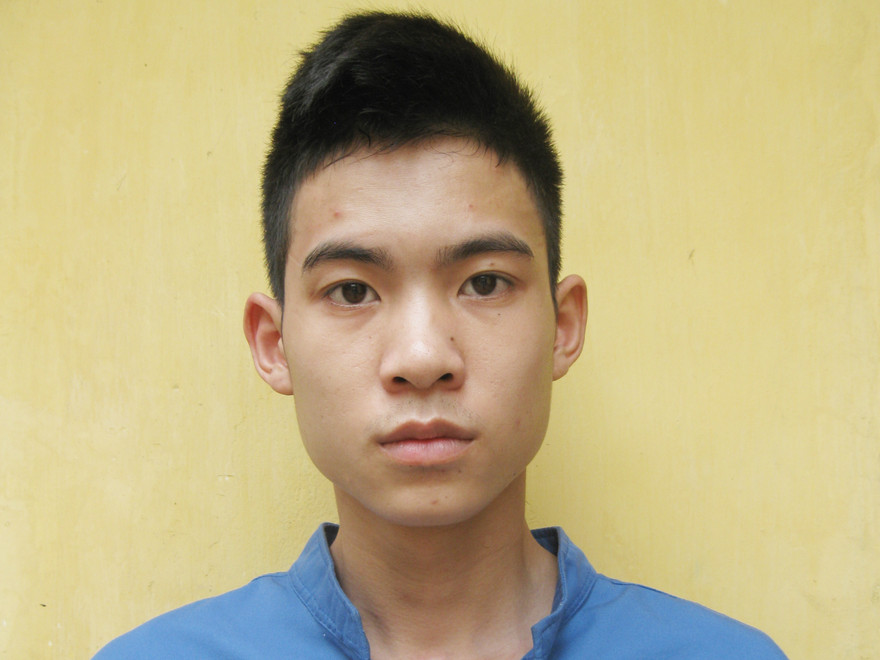 Mâu thuẫn, rút súng bắn thủng ngực bạn