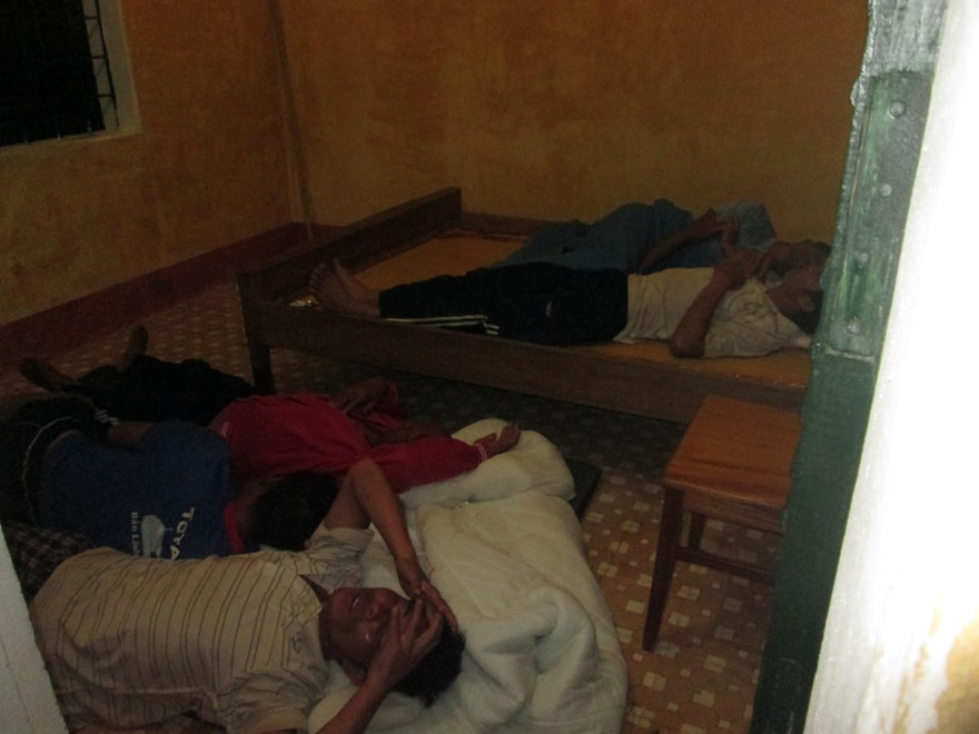 Các thuyền viên đang được chăm sóc tại Đồn biên phòng Cảng Vũng Áng.