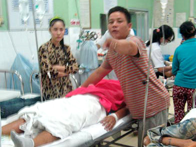 Các nạn nhân đang được cấp cứu tại bệnh viện