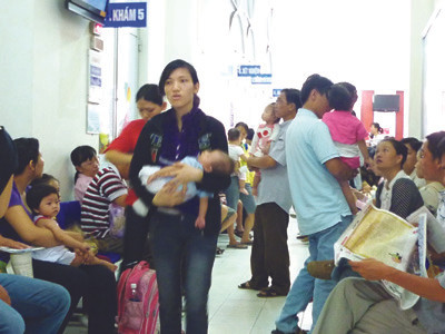 Bệnh nhi chen nhau đợi khám ở BV Nhi đồng 2 TPHCM ngày 8-2