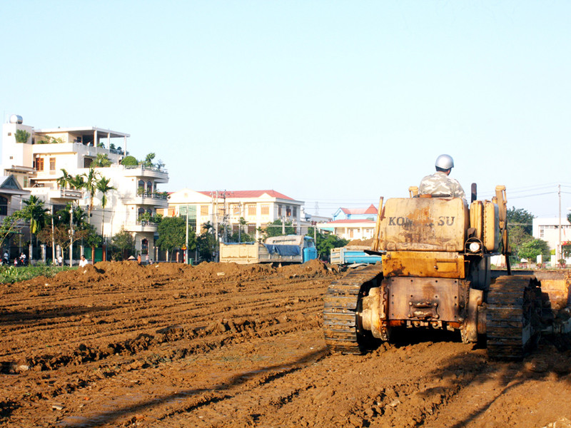 Cty CP Nông sản thực phẩm san ủi thi công chợ tạm. Ảnh: P.Đ