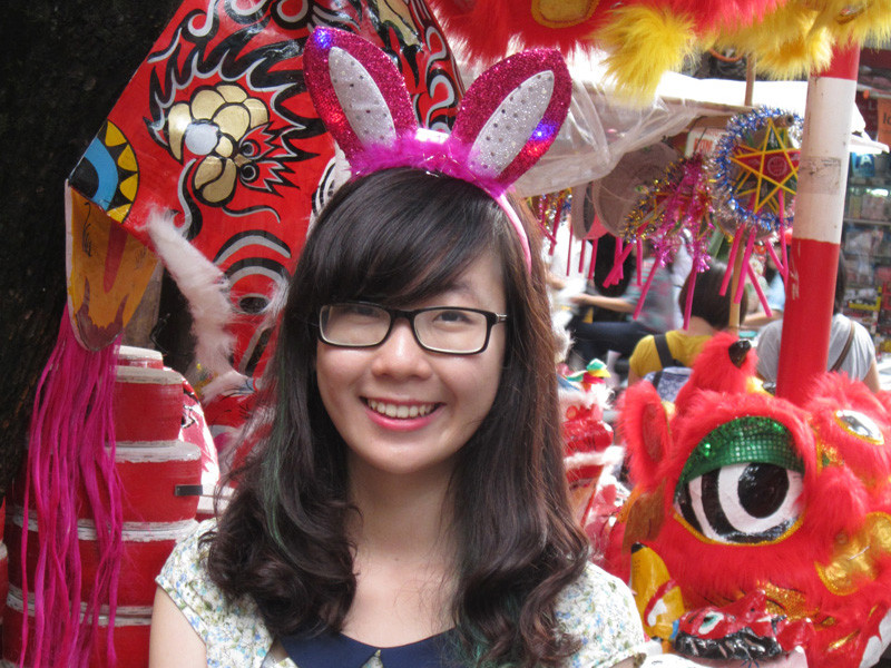 Nữ sinh xuống phố, rộn ràng sắm đồ đón Trung thu