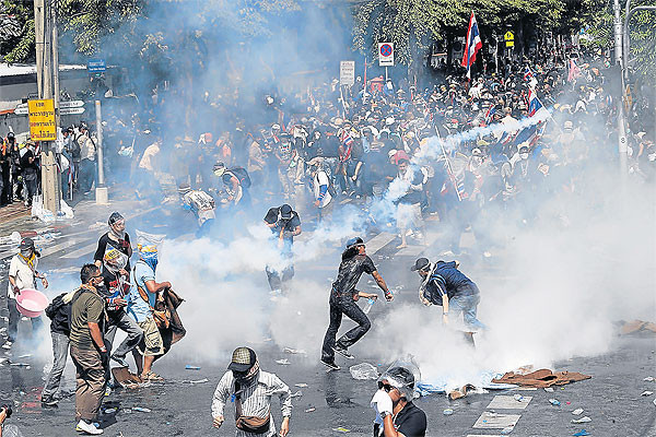 Cuộc đụng độ giữa cảnh sát và người biểu tình gần trụ sở cảnh sát