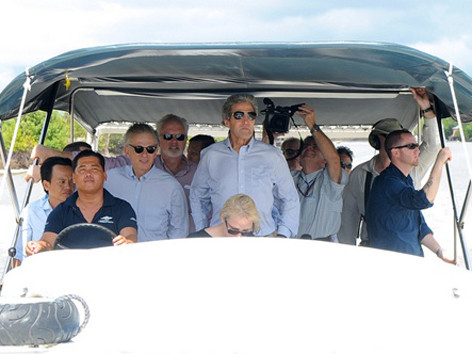 Ngoại trưởng Mỹ bất ngờ dạo chợ Việt Nam