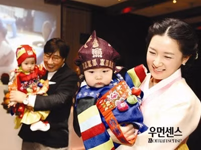 Lee Young Ae lần đầu khoe ảnh hai con sinh đôi