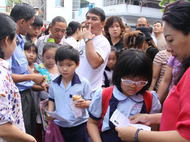 Lớp hai đua lấy chứng chỉ tiếng Anh