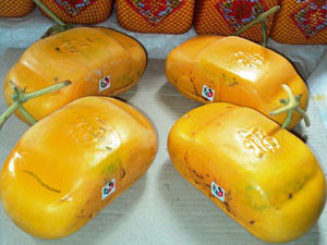 10 triệu đồng một cặp dưa hấu hình xe hơi