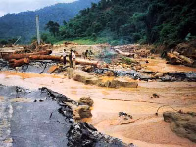 Ba người bị lũ cuốn trôi