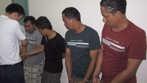 Những tên cướp tra tay vào còng