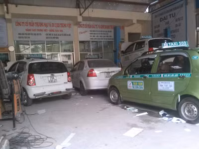Taxi Hà Nội: Quần đùi, dép lê và ...quạt con cóc