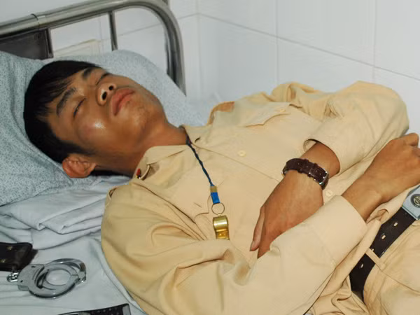 Vượt đèn đỏ còn gọi người đánh CSGT