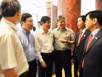 Thảo luận tại hành lang Quốc hội. Ảnh: Hồng Vĩnh