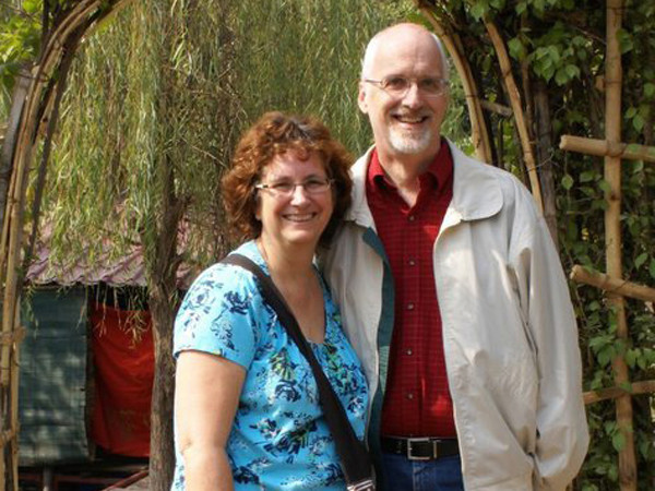 Ông bà Tây 'bén duyên' sinh viên Việt Nam