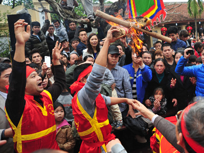 Thi Thổi lửa – Nấu cơm tại hội làng Thị Cấm, Xuân Phương, Từ Liêm, Hà Nội Ảnh: Công Khanh