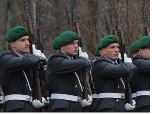 Cách tựa súng được cho là nguyên nhân chính khiến ngực trái của các binh sỹ Đức to bất thường