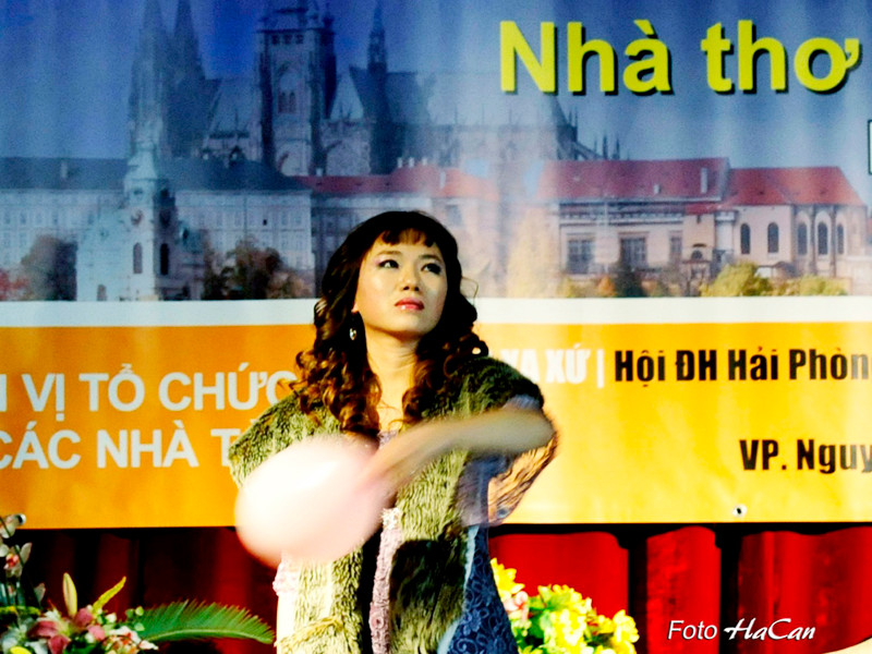 Nhà thơ Vi Thuỳ Linh trong buổi trình diễn tại Praha 27/11/2011. Ảnh: Hà Cần