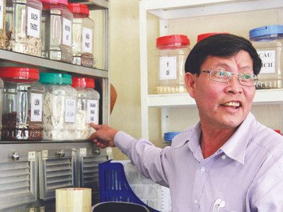 Thầy Lợi lý giải về bài thuốc bổ tỳ Ảnh: Nguyễn Huy