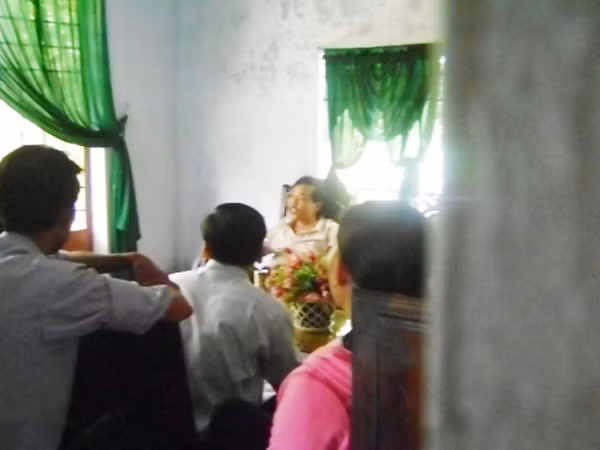 Trong điện của thầy Quý
