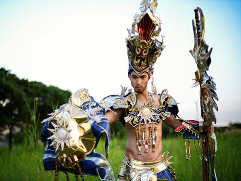 Quang Huân khoe dáng vóc với trang phục dân tộc