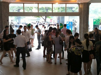 'Đại gia hút thuốc lào' lại gây sốt mở bán chung cư