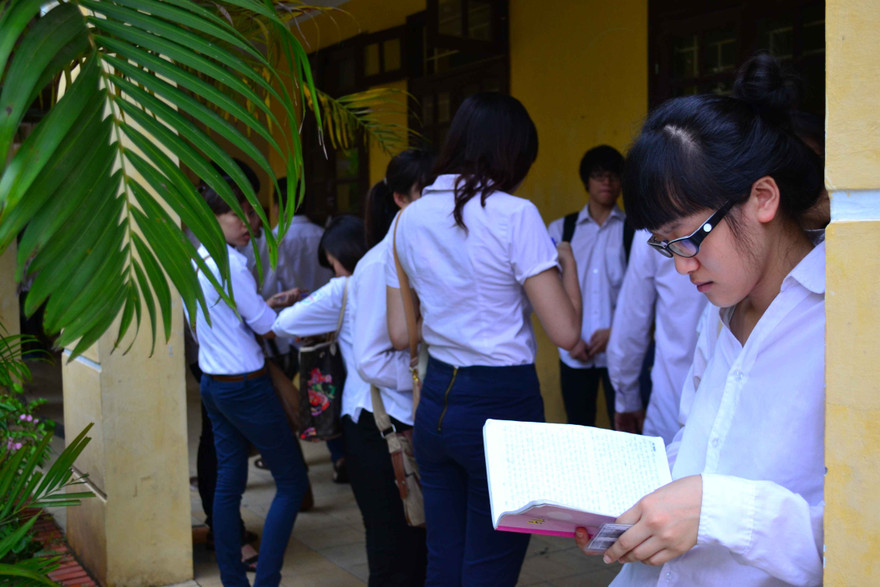 Thí sinh tranh thủ ôn bài trước khi vào phòng thi