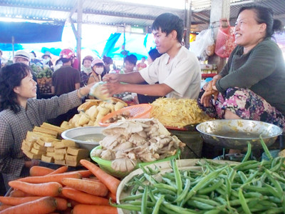 Hằng ngày, Liêm ra chợ bán hàng giúp mẹ