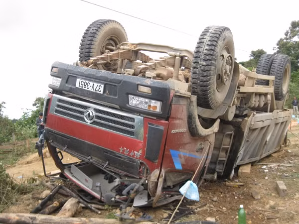 Bắt khẩn cấp trạm trưởng bảo vệ rừng Nga My