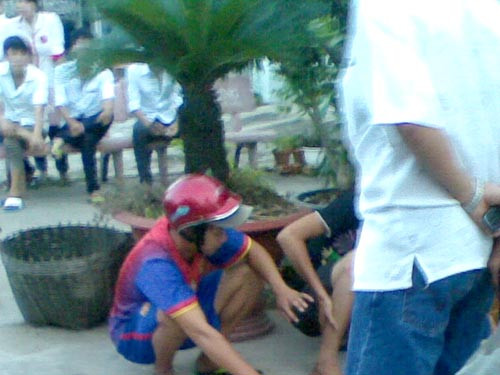 Đại uý mặc thường phục cầm súng đang trấn áp 2 thanh niên